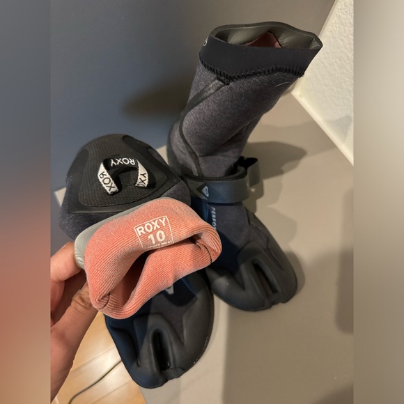 Roxy 3mm split toe surf booties. Size 10. Like new. Great traction for surfing! - Picture 4 of 6